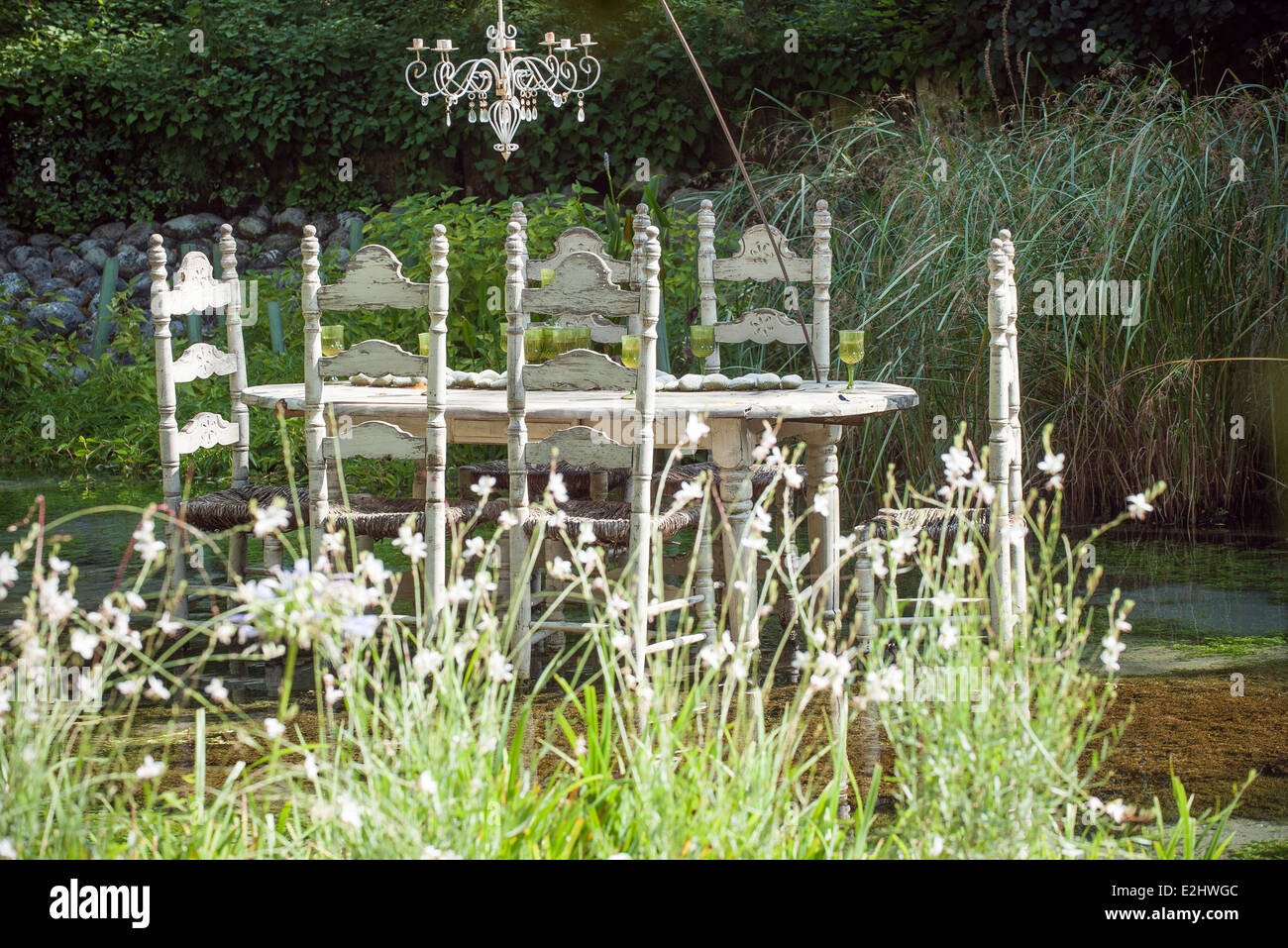 Table et chaises ornées flottant sur l'étang Banque D'Images