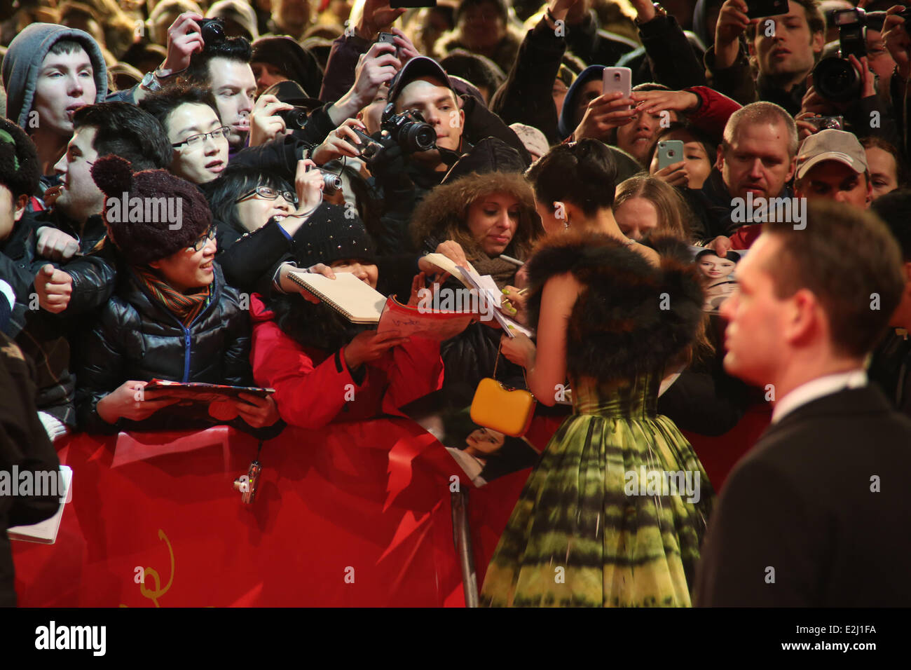 Zhang Ziyi et fans au 63e Festival International du Film de Berlin (Berlinale) - Yi Dai Zong Shi/Le Grand Maître premiere et ouverture du festival - Tapis Rouge/ Roter Teppich au Berlinale Palast de Potsdamer Platz à Mitte. Crédits : Eva Napp/WENN.com Où : Berlin, Allemagne Quand : 07 Oct 2013 Banque D'Images