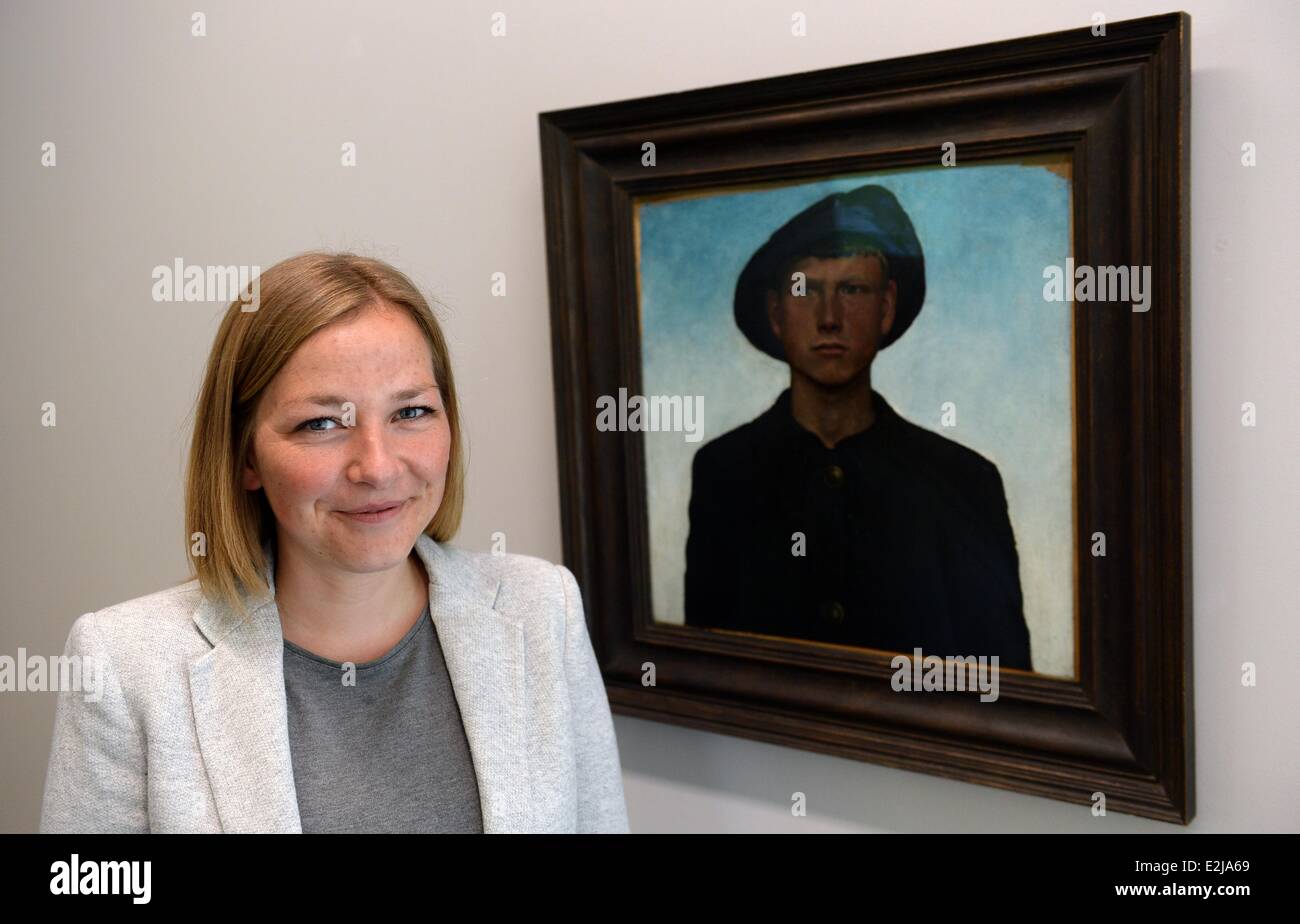 Chemnitz, Allemagne. 20 Juin, 2014. Anja Richter, le nouveau conservateur du musée Gunzenhauser les collections artistiques de Chemnitz est à côté d'un autoportrait de l'artiste Otto Dix (1912) à Chemnitz, Allemagne, 20 juin 2014. La collection présente des œuvres importantes de l'âge moderne, l'art entre la première et la seconde guerre mondiale et la seconde moitié du xxe siècle, entre autres aussi le le travail d'Otto Dix. L'exposition d'Erich Heckel aura lieu à la fin de 2015. Photo : Hendrik Schmidt/dpa/Alamy Live News Banque D'Images