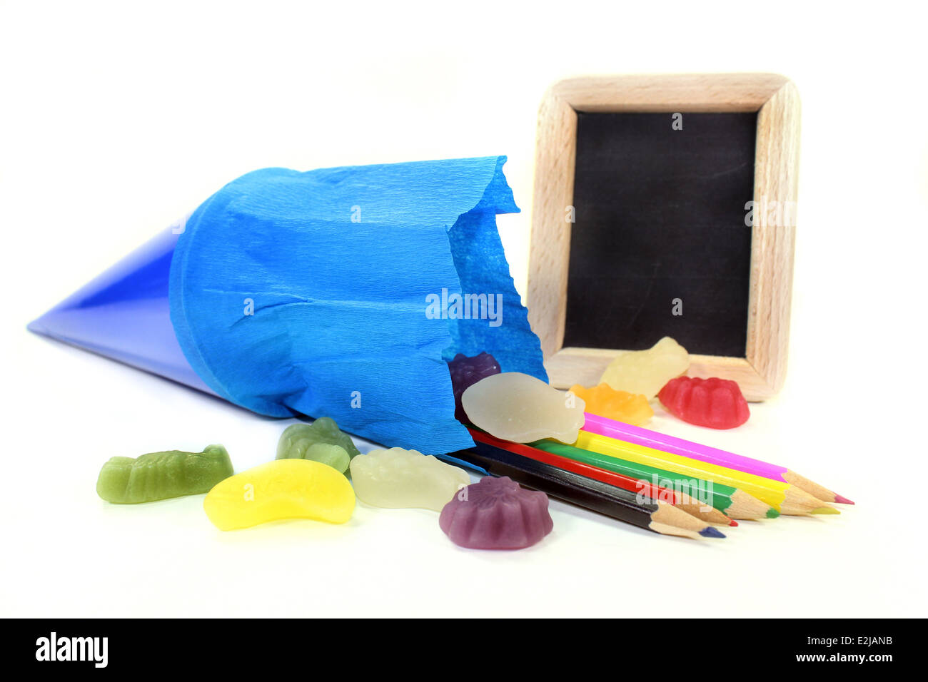 Un cône de l'école avec des crayons et des bonbons Banque D'Images