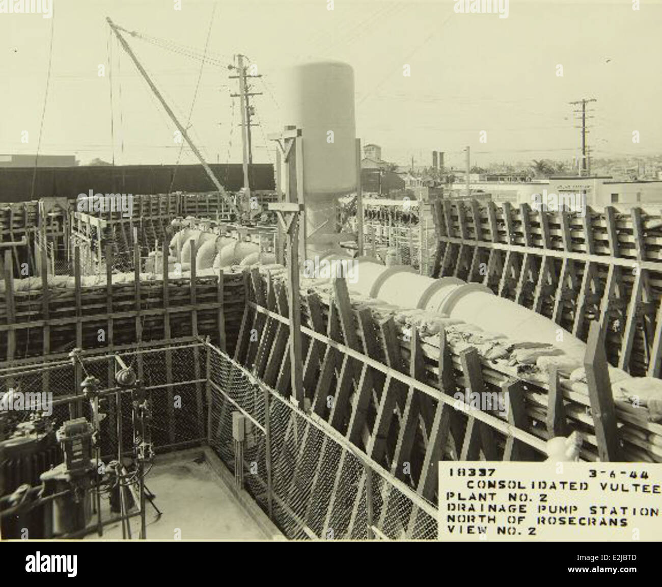 Cette image montre le personnel de l'usine Convair/General Dynamics de San Diego, responsable de la fabrication d'avions de pointe au milieu du XXe siècle. Ces usines ont joué un rôle central dans la production d'avions militaires et de technologies aérospatiales pour l'US Air Force. Banque D'Images