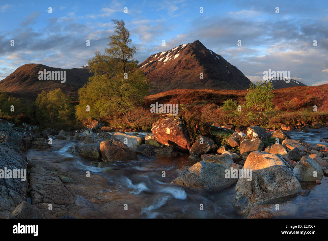 Lever du soleil sur la rivière et Creise Coupall à Glen Etive dans les Highlands d'Ecosse Banque D'Images