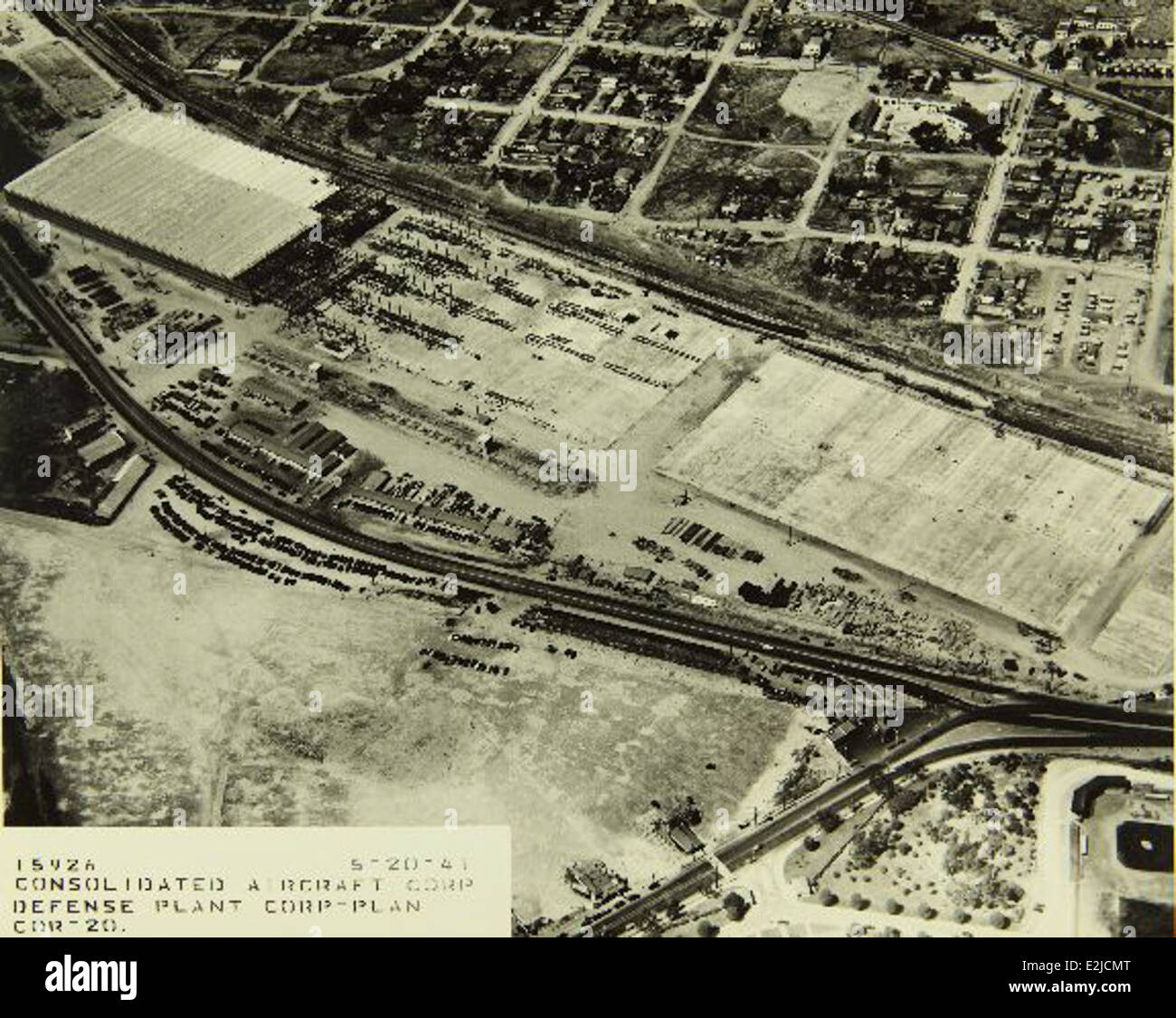 Cette image illustre le personnel et les activités de l'usine Convair/General Dynamics de San Diego. L'installation faisait partie intégrante de la production d'avions militaires et civils, contribuant à la croissance de la technologie aérospatiale au XXe siècle. Banque D'Images