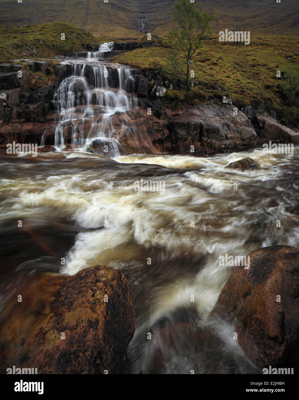 Cascade et l'eau se précipiter à Glen Etive dans les Highlands d'Ecosse Banque D'Images
