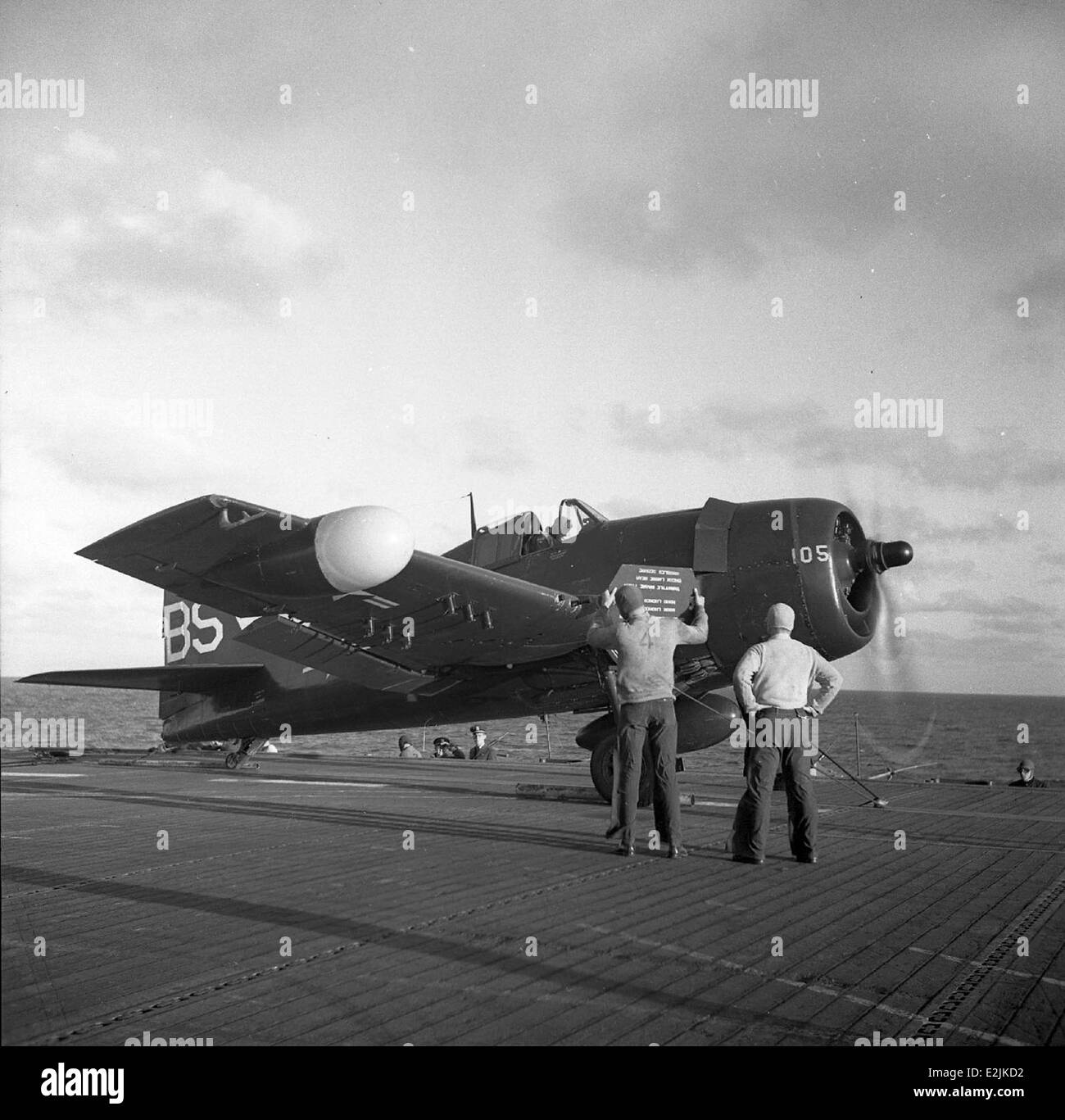 Le Grumman F6F-5N Hellcat était un avion de chasse à porte-avions utilisé par la marine américaine pendant la IIe Guerre mondiale. Cet avion spécifique, marqué 07, faisait partie de la flotte de la marine sur le théâtre du Pacifique, servant dans diverses opérations de combat. Banque D'Images