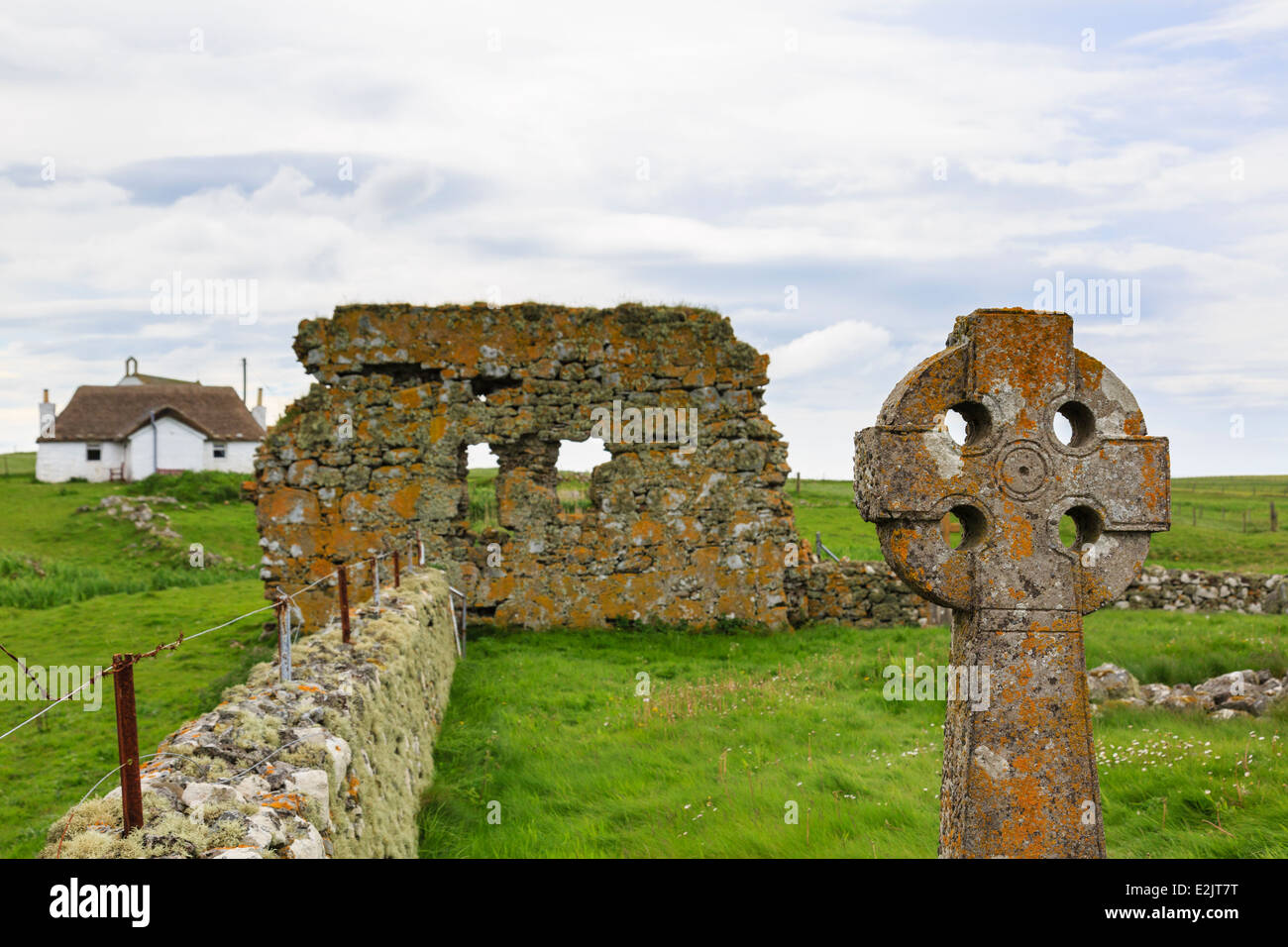 Howmore Chapelle et cimetière croix celtique en auberge de jeunesse avec au-delà. South Uist Outer Hebrides Western Isles Scotland UK Banque D'Images