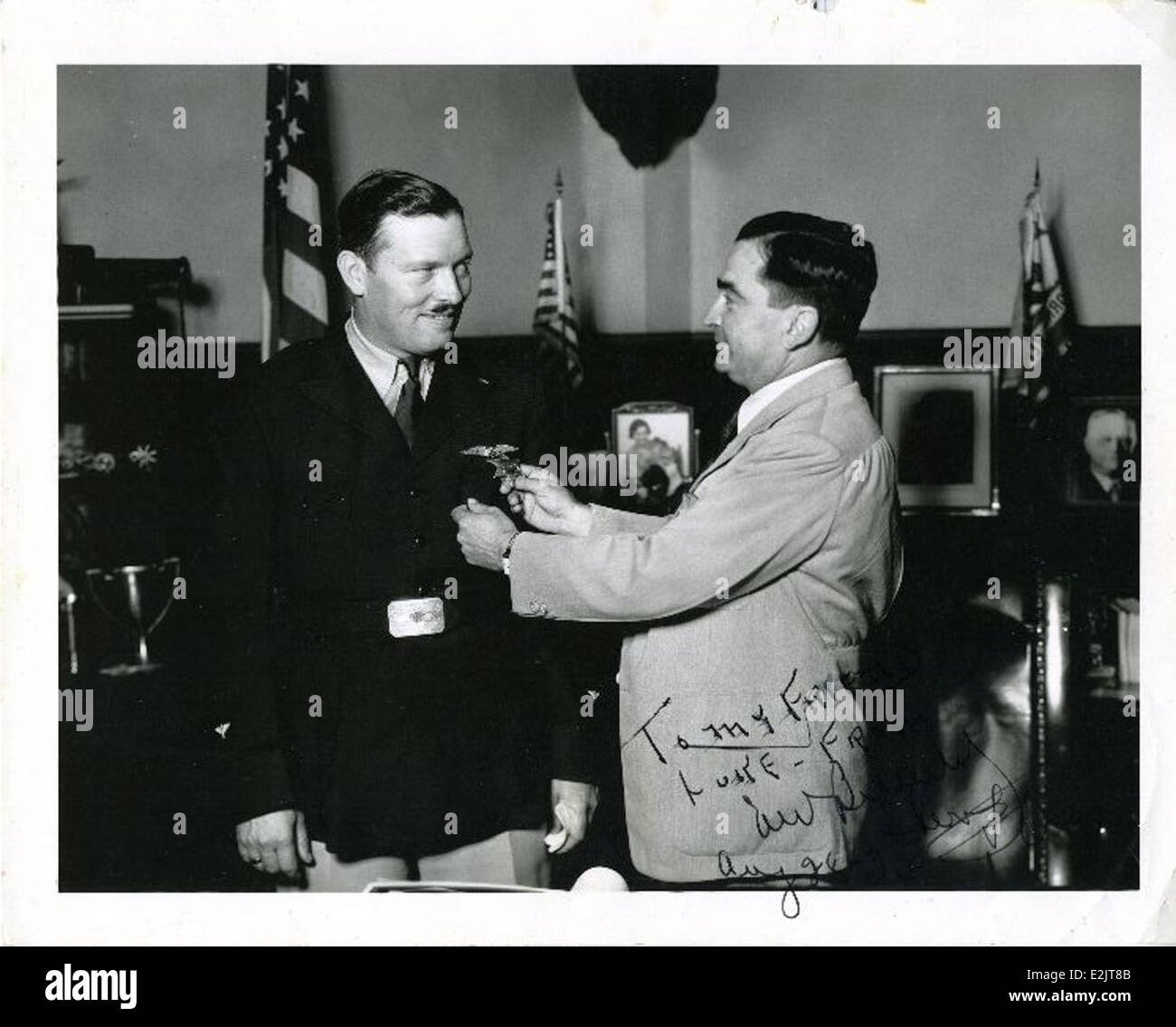 La photographie de l'AC.BISC.E.001 montre Eugene Biscailuz, figure influente dans les premières forces de l'ordre et dans l'aviation. Connu pour son travail en tant que premier commissaire de la patrouille routière de Californie, Biscailuz était également un passionné d'aviation et son autographe est un précieux souvenir historique. Banque D'Images