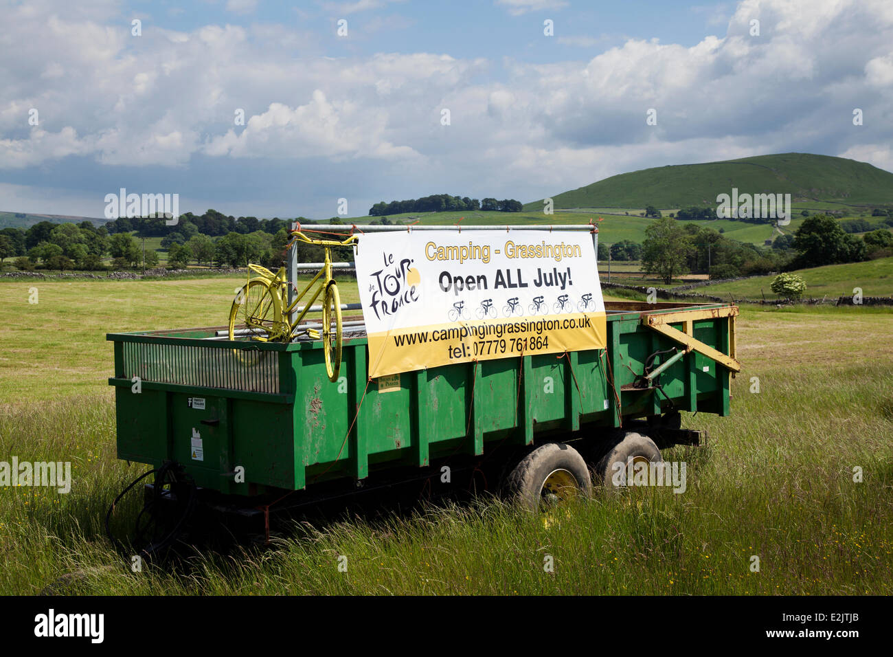 Linton, Yorkshire Dales National Park, Royaume-Uni. 29 juin 2014. Yorkshire se prépare pour le Tour de France par décorer la route avec les vélos jaunes et bannières à mesure que les entreprises se préparent pour la plus grande course à vélo - le Tour de France - qui débutera dans le comté sur 5e & 6e juillet 2014 réunissant des millions de fans à la bordure du Yorkshire pour applaudir les champions du sport. Ce sera la première fois le Tour a visité le nord de l'Angleterre après avoir fait des visites uniquement à la côte sud et de la capitale. Credit : Mar Photographics/Alamy Live News Banque D'Images