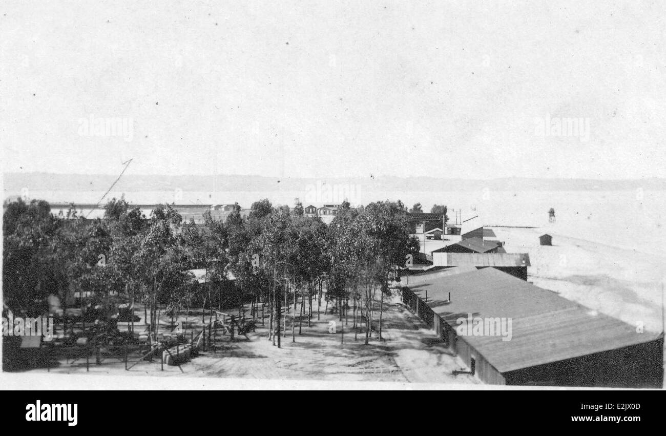 Cette image de North Island, vers 1918, capture un moment charnière dans l'histoire de l'aviation militaire américaine. Situé dans la baie de San Diego, North Island a été le site du développement de l'aviation navale et le lieu de naissance des opérations d'aviation de l'US Navy. Banque D'Images