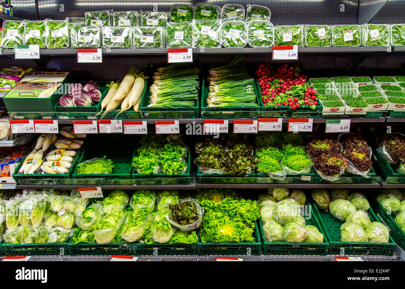 La tablette avec de la nourriture dans un supermarché. Réfrigéré, salade, légumes, paniers en plastique, Banque D'Images