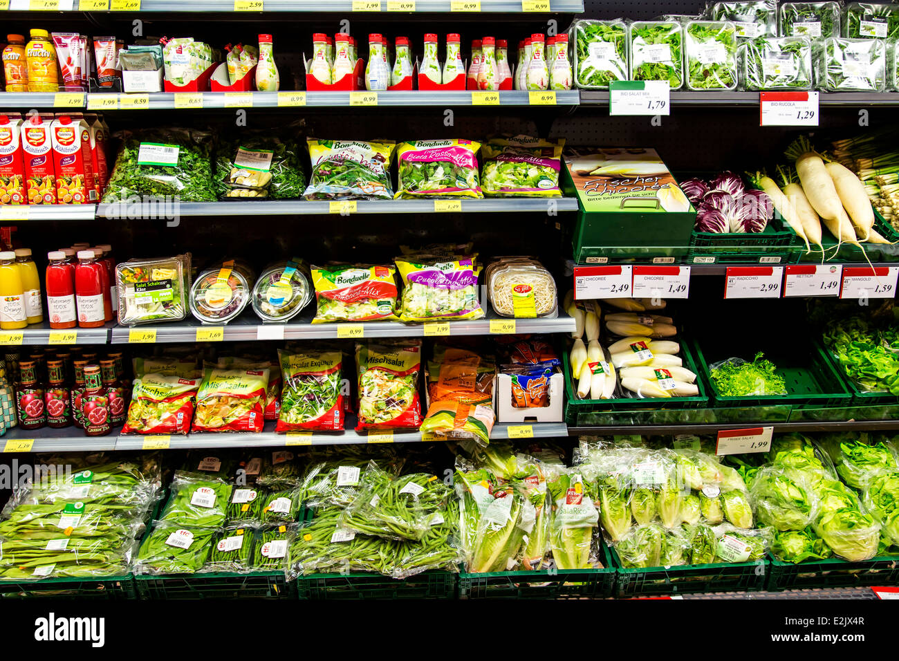 La tablette avec de la nourriture dans un supermarché. Réfrigéré, jus de fruits, salade, légumes, paniers en plastique, Banque D'Images