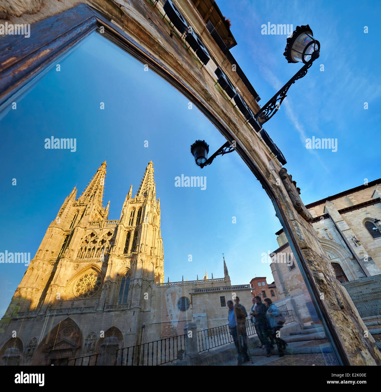 Cathédrale Sainte-Marie de Burgos reflétée sur une fenêtre, Saint Mary façade. Castille et Leon. Espagne Banque D'Images