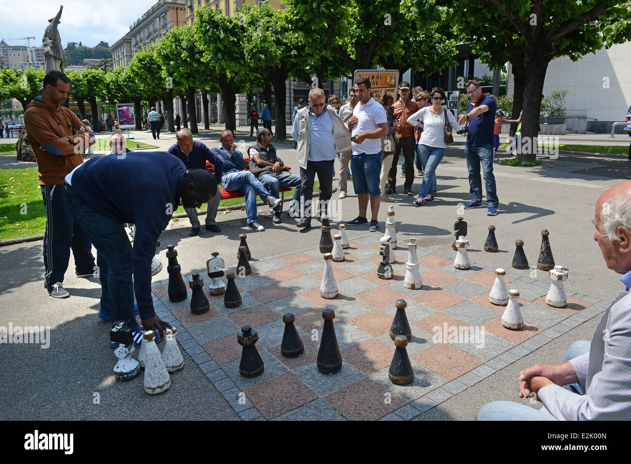 Les hommes jouant aux échecs en plein air à Lugano Suisse Banque D'Images