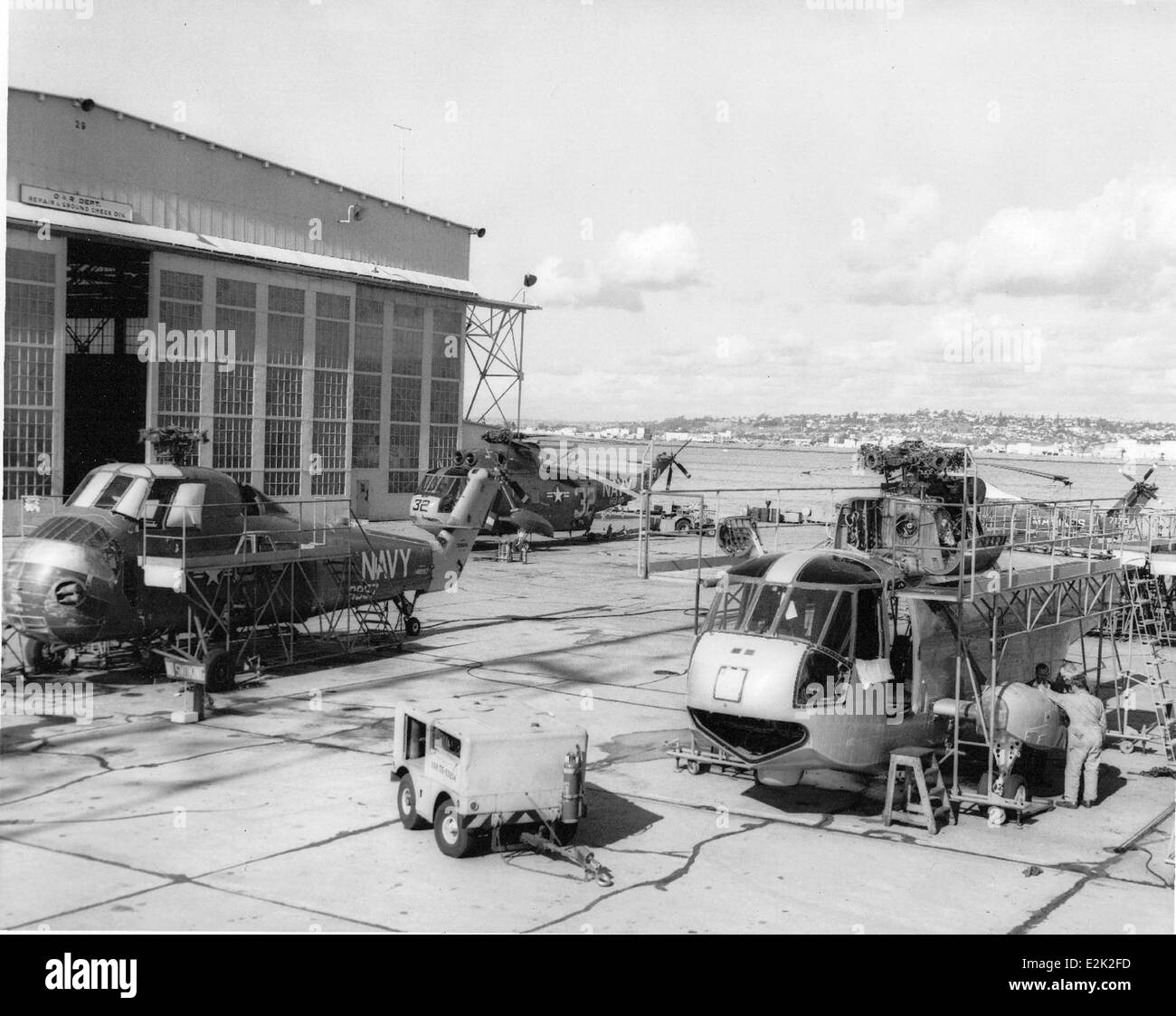 Le Sikorsky SH-34J, immatriculé 148957, était un hélicoptère de l'US Navy principalement utilisé pour la guerre anti-sous-marine et le transport. Cet hélicoptère a servi à NAS North Island (NAS ni), contribuant aux opérations de l'aviation navale au cours des années 1960 et 1970 Banque D'Images Le Sikorsky SH-34J, immatriculé 148957, était un hélicoptère de l'US Navy principalement utilisé pour la guerre anti-sous-marine et le transport. Cet hélicoptère a servi à NAS North Island (NAS ni), contribuant aux opérations de l'aviation navale au cours des années 1960 et 1970 Banque D'Images