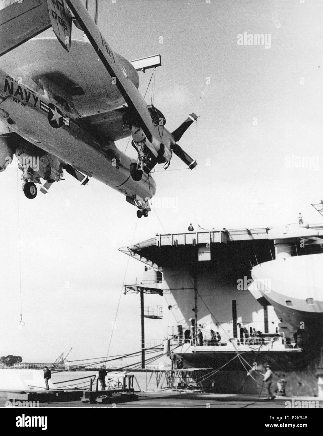 Le Grumman E-2A Hawkeye, BuNo 151706, était un avion aéroporté d'alerte et de contrôle de l'US Navy, servant avec le VAW-114 pendant la guerre froide. Le E-2A a joué un rôle clé dans les opérations de défense et de commandement et de contrôle de la flotte. Banque D'Images