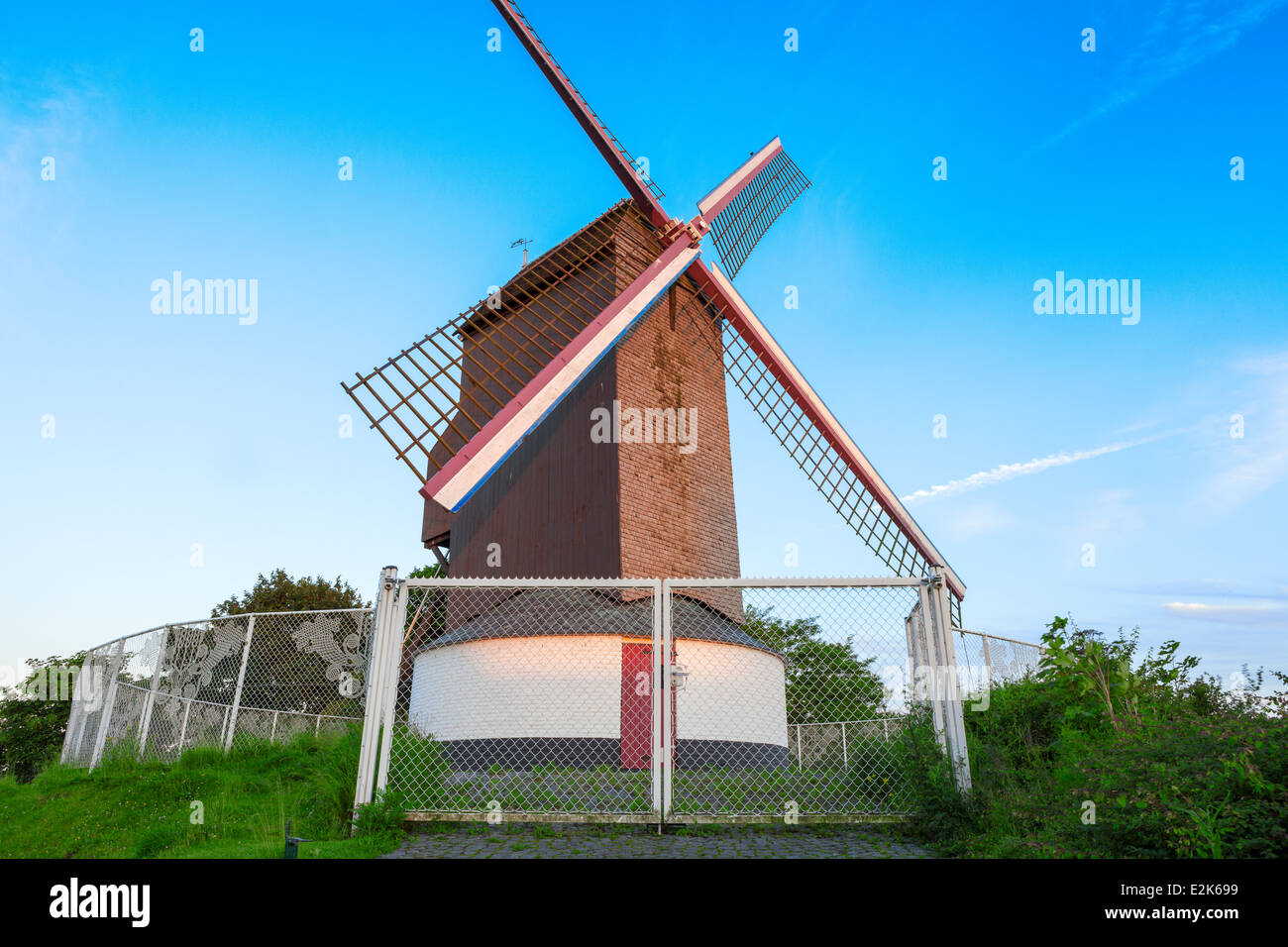 Sur une colline à Bruges il y a un moulin à vent Banque D'Images