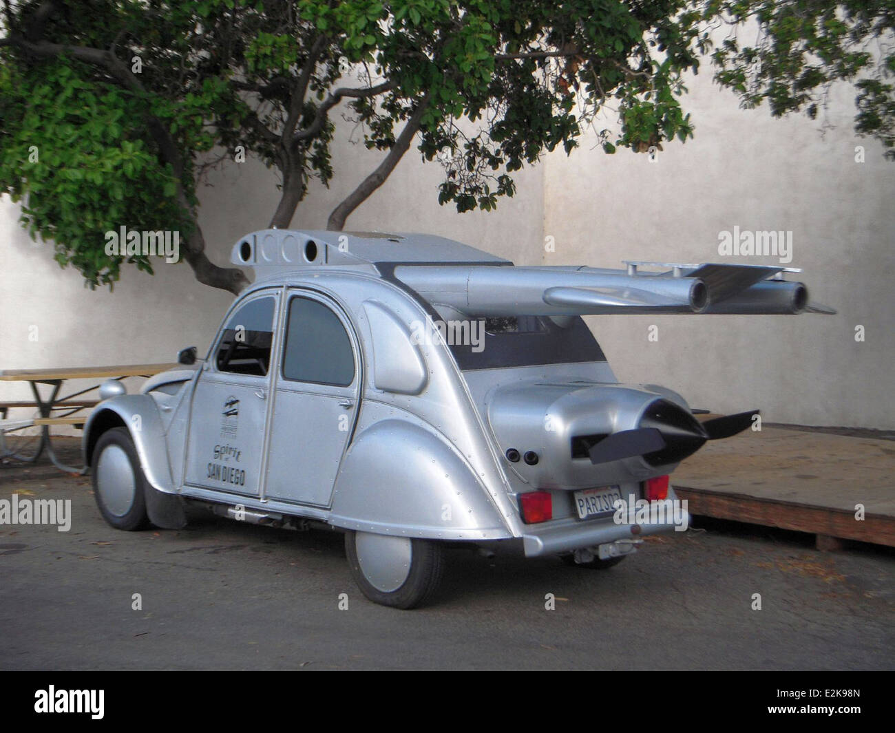 Cette image, qui fait partie d’une collection du début du XXe siècle, capture un moment lié à l’histoire de l’aviation. Les détails spécifiques et le sujet donnent un aperçu du développement des avions à cette époque. Banque D'Images