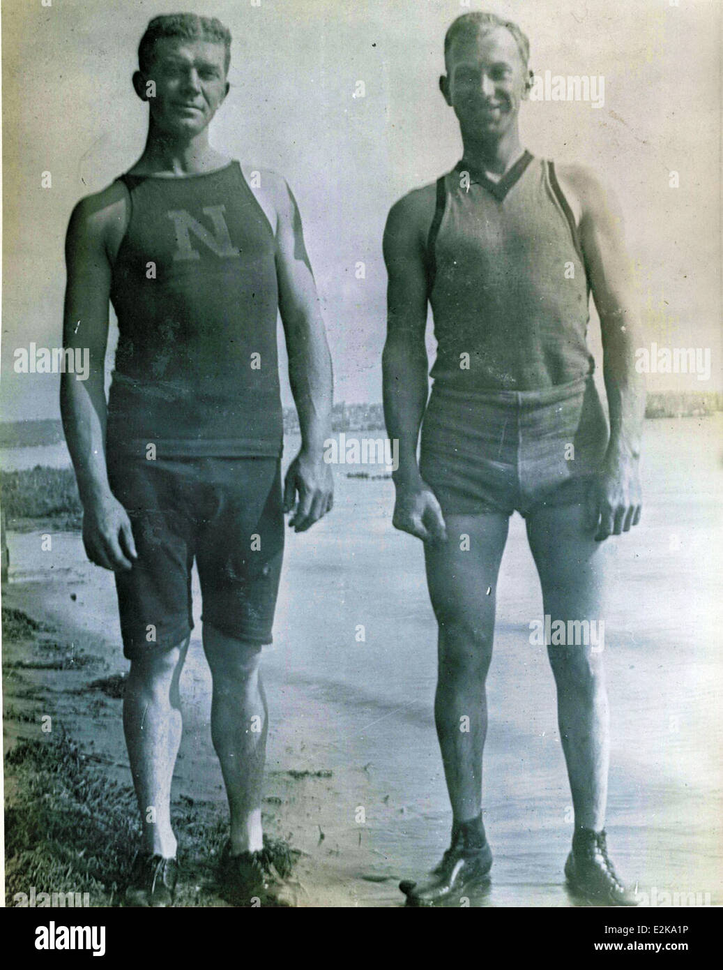La photographie montre Theodore Ellyson, le premier aviateur de l'US Navy, et le pilote George Witmer à North Island en 1911, avant leur rôle important dans l'histoire de l'aviation navale. L'image met en évidence leurs contributions au début du développement des vols navals américains. Banque D'Images