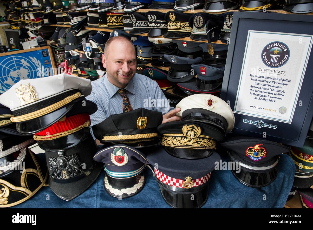 Henningsdorf, Allemagne. 20 Juin, 2014. Andreas Skala pose devant sa  collection de casquettes de police à Henningsdorf, Allemagne, 20 juin 2014.  Skala est propriétaire de la plus grande collection de bouchons de