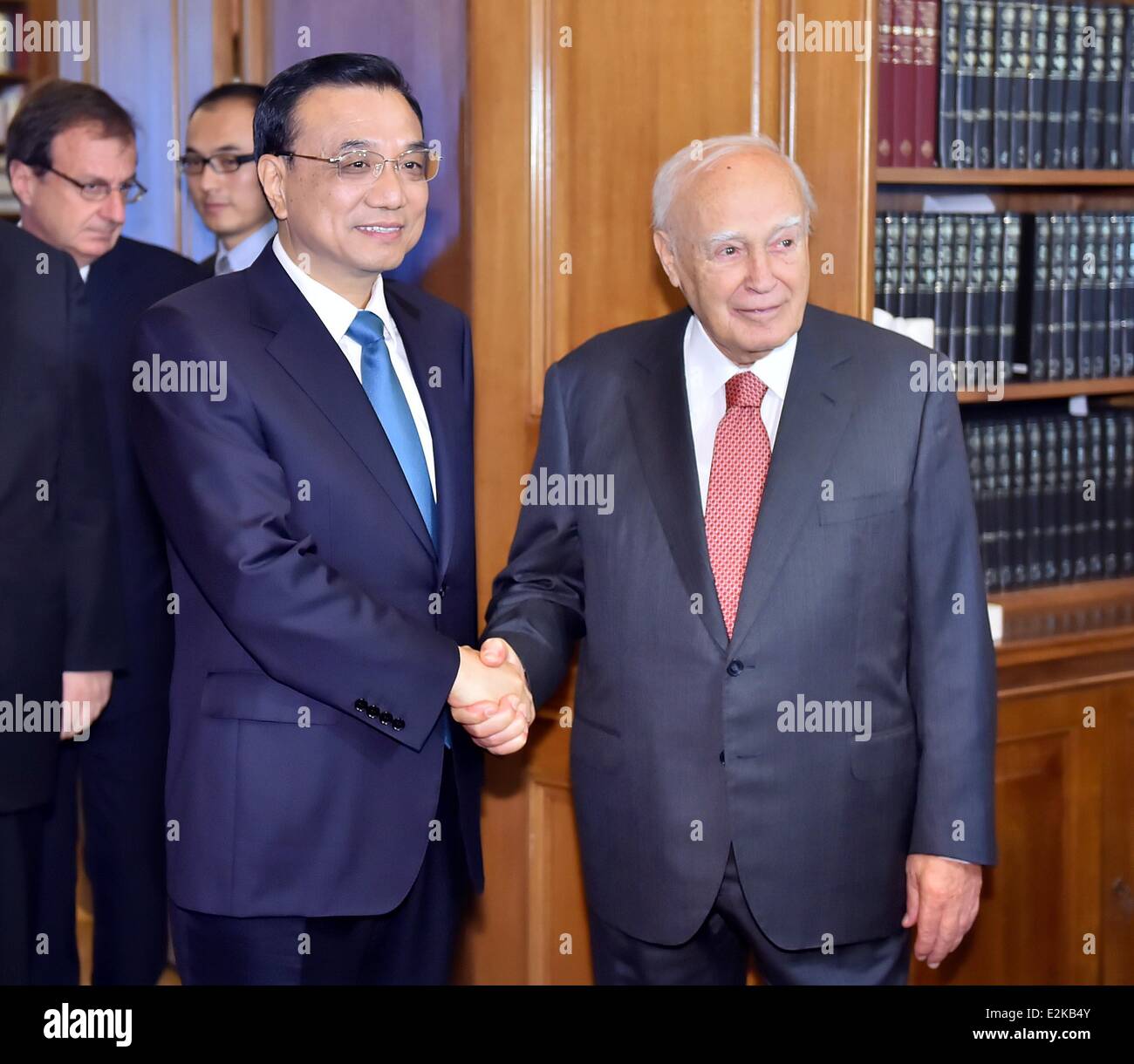 Athènes, Grèce. 20 Juin, 2014. Le Premier ministre chinois Li Keqiang (L) se réunit avec le président grec Karolos Papoulias au Presidential Mansion à Athènes, capitale de la Grèce, le 20 juin 2014. Crédit : Li Tao/Xinhua/Alamy Live News Banque D'Images