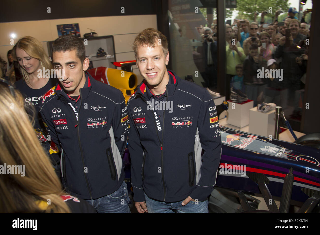 Sebastian Vettel, Sébastien Buemi lors de l'accueil à chaussures Geox magasin à Neuen Wall street. Où : Hambourg, Allemagne Quand : 30 mai 2013 Banque D'Images