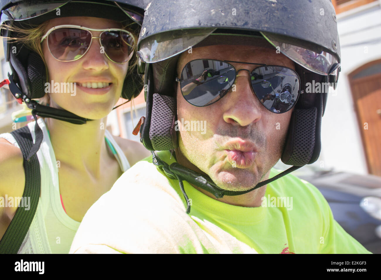 Homme Femme couple lunettes Casques casque "s'amuser" de conduite à cheval sourire souriant selfies kiss Banque D'Images