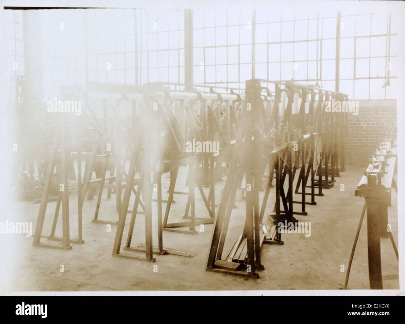 Le Prudden Whitehead TriMotor, fabriqué par Atlanta Aircraft Company, est représenté sur cette image de l'album Al-216B Prudden. Le trimoteur était une conception d'avion précoce, remarquable pour sa fiabilité et son utilisation dans l'aviation commerciale et militaire au début du XXe siècle. Banque D'Images