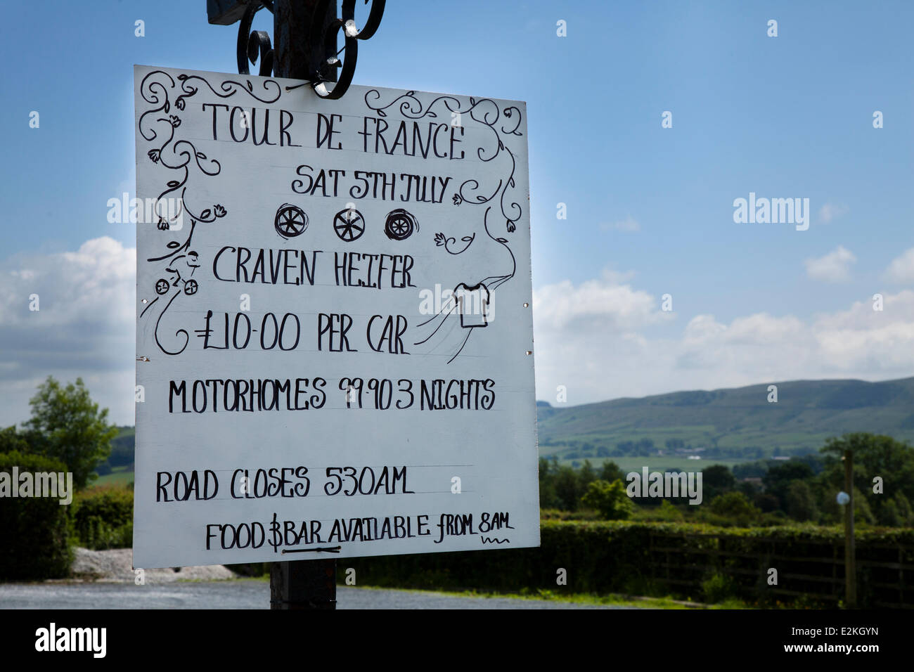 Linton, Yorkshire Dales National Park, Royaume-Uni. 20 juin 2014. Yorkshire se prépare pour le Tour de France par décorer la route avec les vélos jaunes et bannières à mesure que les entreprises se préparent pour la plus grande course à vélo - le Tour de France - qui débutera dans le comté sur 5e & 6e juillet 2014 réunissant des millions de fans à la bordure du Yorkshire pour applaudir les champions du sport. Ce sera la première fois le Tour a visité le nord de l'Angleterre après avoir fait des visites uniquement à la côte sud et de la capitale. Credit : Mar Photographics/Alamy Live News Banque D'Images