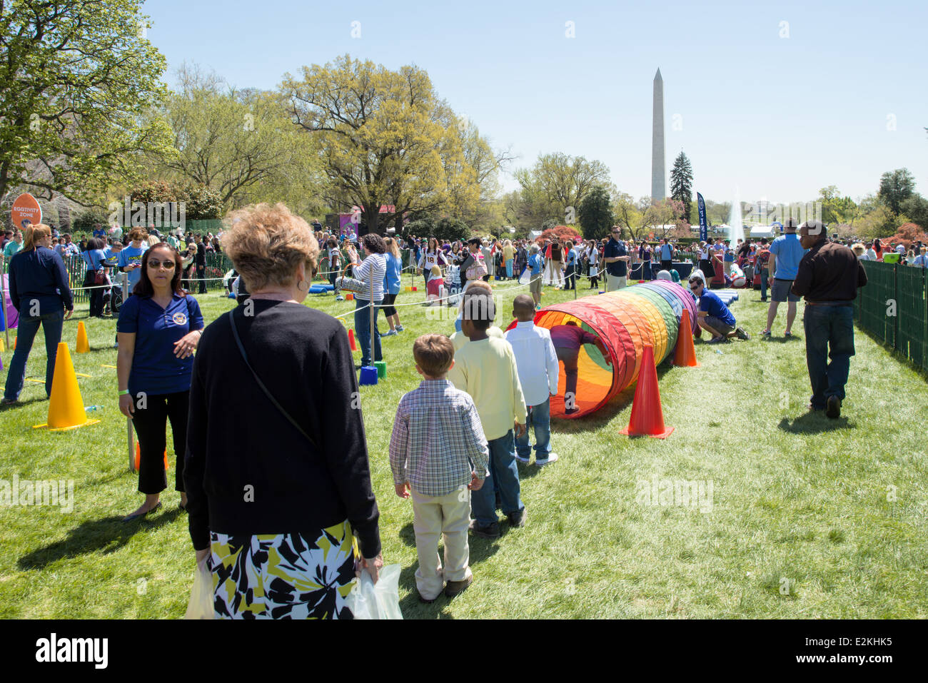 Rouleau d'œufs de Pâques de la Maison Blanche enfants Washington DC // WASHINGTON DC — les enfants participent aux activités traditionnelles de rouleau d'œufs sur la pelouse sud de la Maison Blanche lors de l'événement annuel rouleau d'œufs de Pâques. Cette tradition historique, qui remonte à 1878 sous l'administration du président Rutherford B. Hayes, accueille des milliers d'enfants et de familles chaque printemps pour participer à des concours de roulage des œufs, des contes et diverses activités saisonnières. L'événement, généralement accueilli par le président et la première dame, a évolué au fil des décennies pour inclure des apparitions de célébrités, des performances musicales Banque D'Images