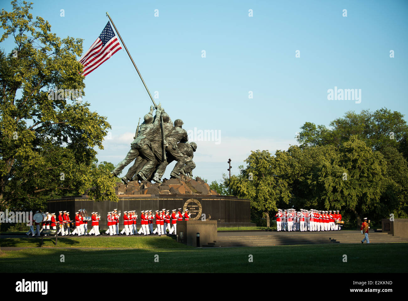 Le United States Marine Corps de tambours et clairons, connu en tant que le commandant lui-même, fonctionne à la parade au coucher du soleil à l'Iwo Jima Memorial d'Arlington, en Virginie, à proximité de Arlington National Cemetery. Banque D'Images