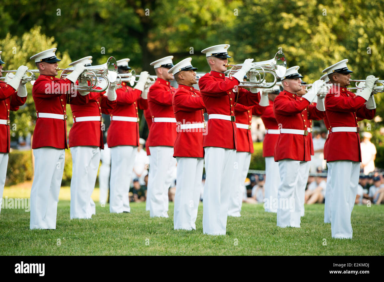 Marines Drum and Bugle corps Sunset Parade Arlington Virginia // ARLINGTON, Virginia — les membres du Marine Drum and Bugle corps, « The commandant's Own », jouent lors de la Sunset Parade au Marine corps War Memorial. L'unité musicale d'élite, créée en 1934, effectue des mouvements de forage de précision tout en jouant de la musique martiale traditionnelle. Le mémorial emblématique, représentant le lever du drapeau à Iwo Jima, sert de toile de fond spectaculaire pour ces cérémonies hebdomadaires d'été qui ont lieu le mardi soir. Les performances mettent en valeur la précision du corps des Marines et l'aspect militaire pour le public de Banque D'Images