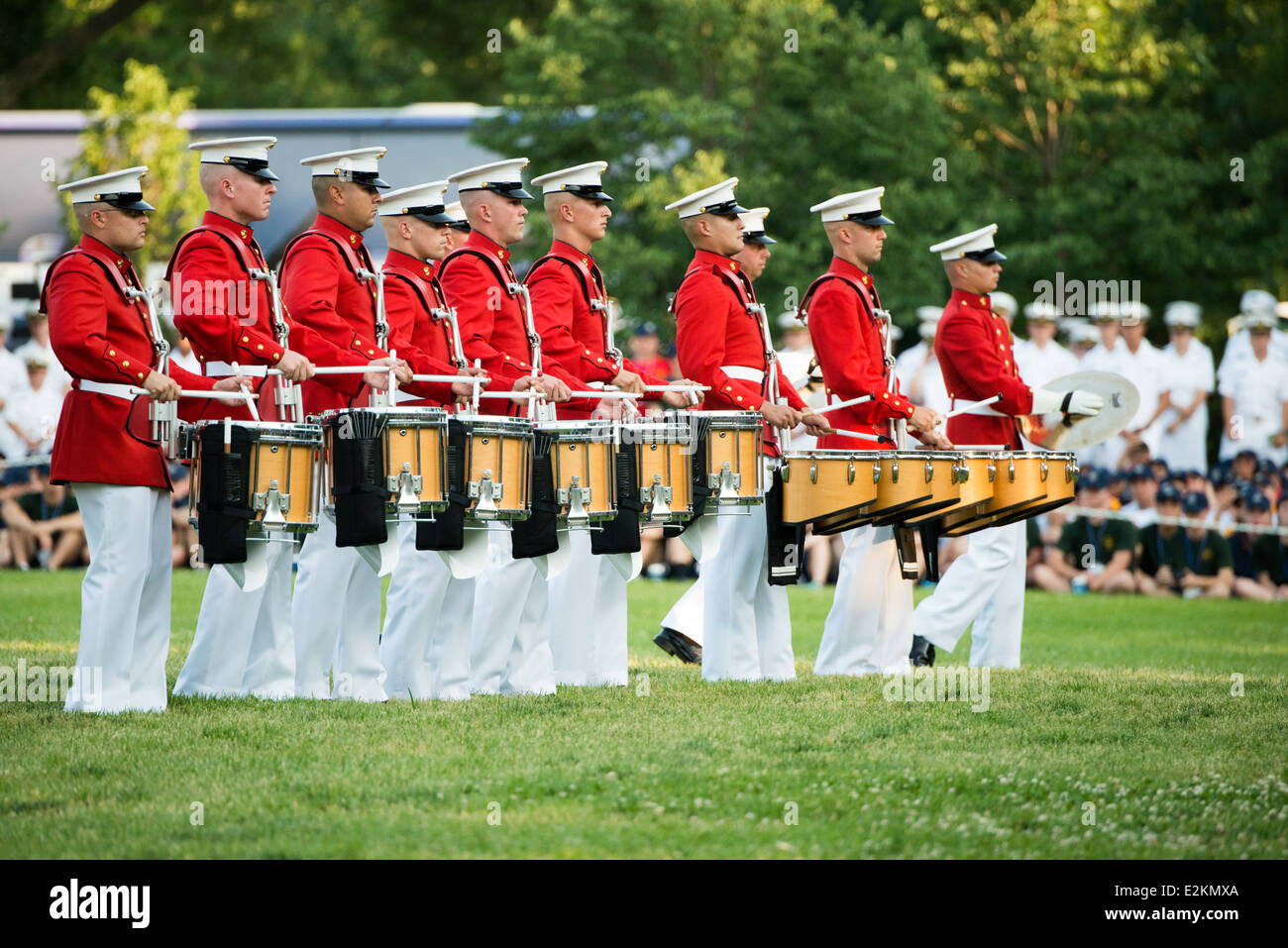 Marines Drum and Bugle corps Sunset Parade Arlington Virginia // ARLINGTON, Virginia — les membres du Marine Drum and Bugle corps, « The commandant's Own », jouent lors de la Sunset Parade au Marine corps War Memorial. L'unité musicale d'élite, créée en 1934, effectue des mouvements de forage de précision tout en jouant de la musique martiale traditionnelle. Le mémorial emblématique, représentant le lever du drapeau à Iwo Jima, sert de toile de fond spectaculaire pour ces cérémonies hebdomadaires d'été qui ont lieu le mardi soir. Les performances mettent en valeur la précision du corps des Marines et l'aspect militaire pour le public de Banque D'Images
