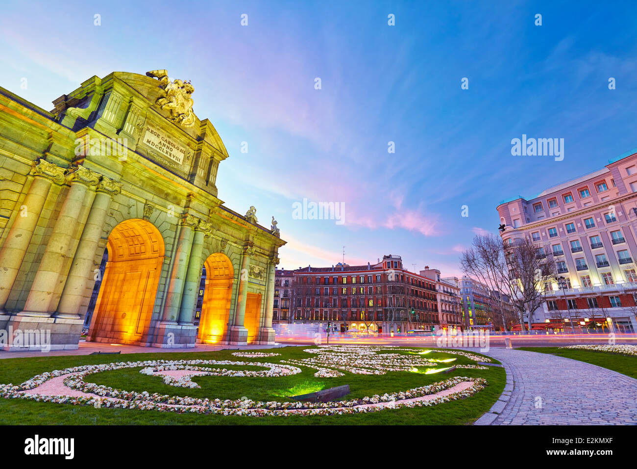 "Puerta de Alcalá' monument par le coucher du soleil. Madrid, Espagne Banque D'Images
