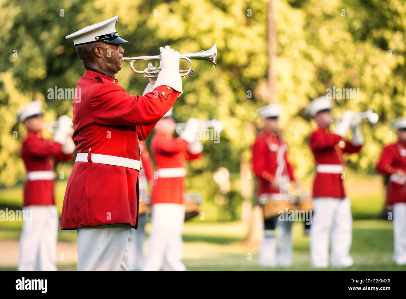 United States Marine Drum and Bugle corps Arlington Virginia // ARLINGTON, Virginia — les membres du United States Marine Drum and Bugle corps, « The commandant's Own », jouent lors de la Sunset Parade au Marine corps War Memorial. L'unité musicale d'élite, créée en 1934, effectue des mouvements de forage de précision tout en jouant de la musique martiale traditionnelle. Le mémorial emblématique, représentant le lever du drapeau à Iwo Jima, sert de toile de fond spectaculaire pour ces cérémonies hebdomadaires d'été qui ont lieu le mardi soir. Les performances mettent en valeur la précision du corps des Marines et l'aspect militaire pour le public de Banque D'Images