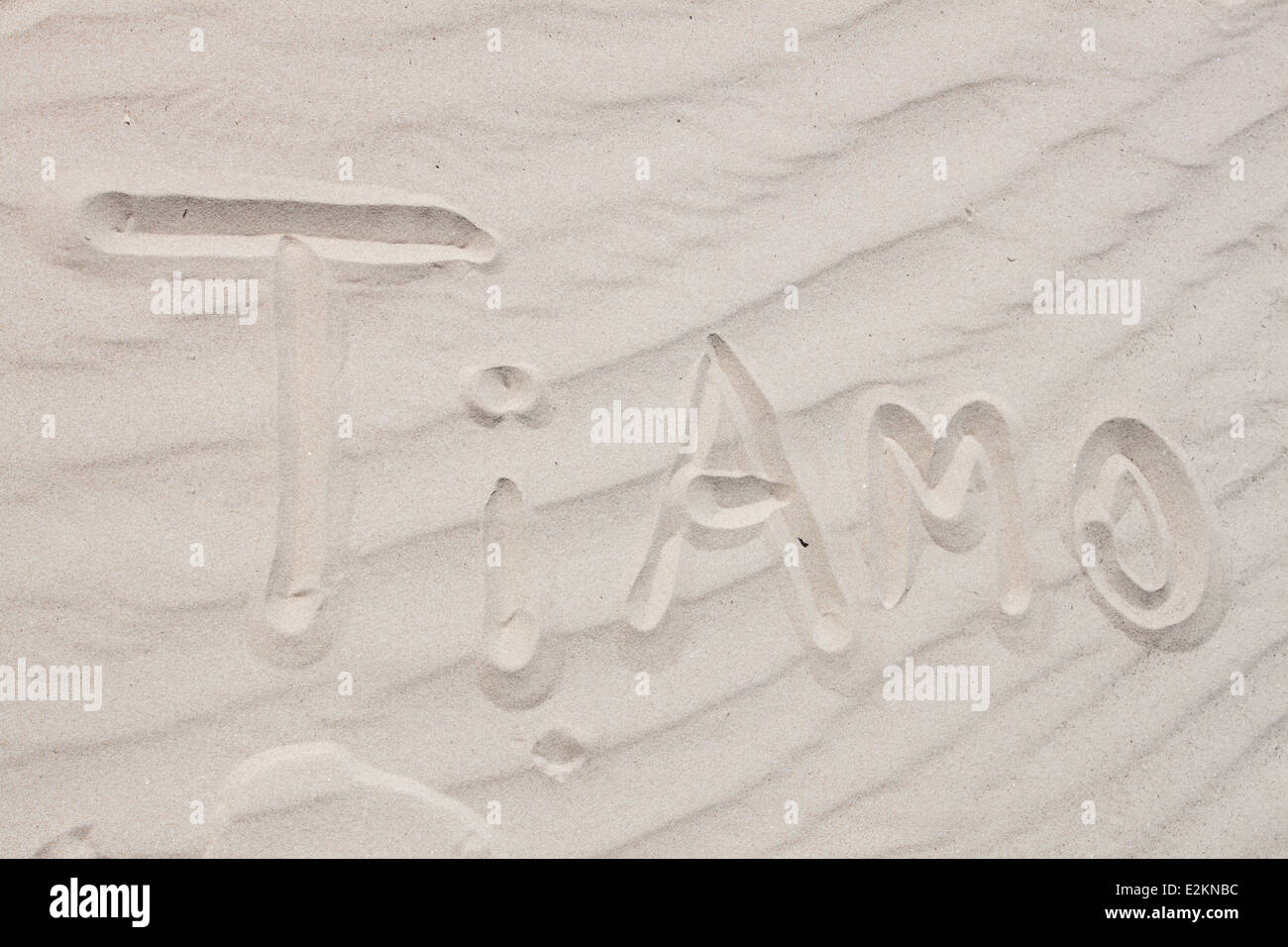 "Ti Amo" l'italien "i love you" texte écrit sand dunes beach background texture texturé Banque D'Images