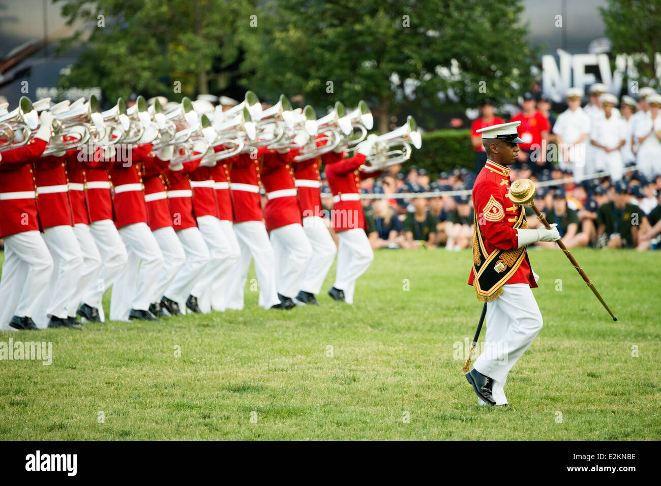 Marines Drum and Bugle corps Sunset Parade Arlington Virginia // ARLINGTON, Virginia — les membres du Marine Drum and Bugle corps, « The commandant's Own », jouent lors de la Sunset Parade au Marine corps War Memorial. L'unité musicale d'élite, créée en 1934, effectue des mouvements de forage de précision tout en jouant de la musique martiale traditionnelle. Le mémorial emblématique, représentant le lever du drapeau à Iwo Jima, sert de toile de fond spectaculaire pour ces cérémonies hebdomadaires d'été qui ont lieu le mardi soir. Les performances mettent en valeur la précision du corps des Marines et l'aspect militaire pour le public de Banque D'Images