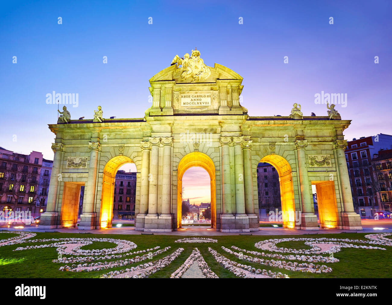 "Puerta de Alcalá' monument par le coucher du soleil. Madrid, Espagne Banque D'Images