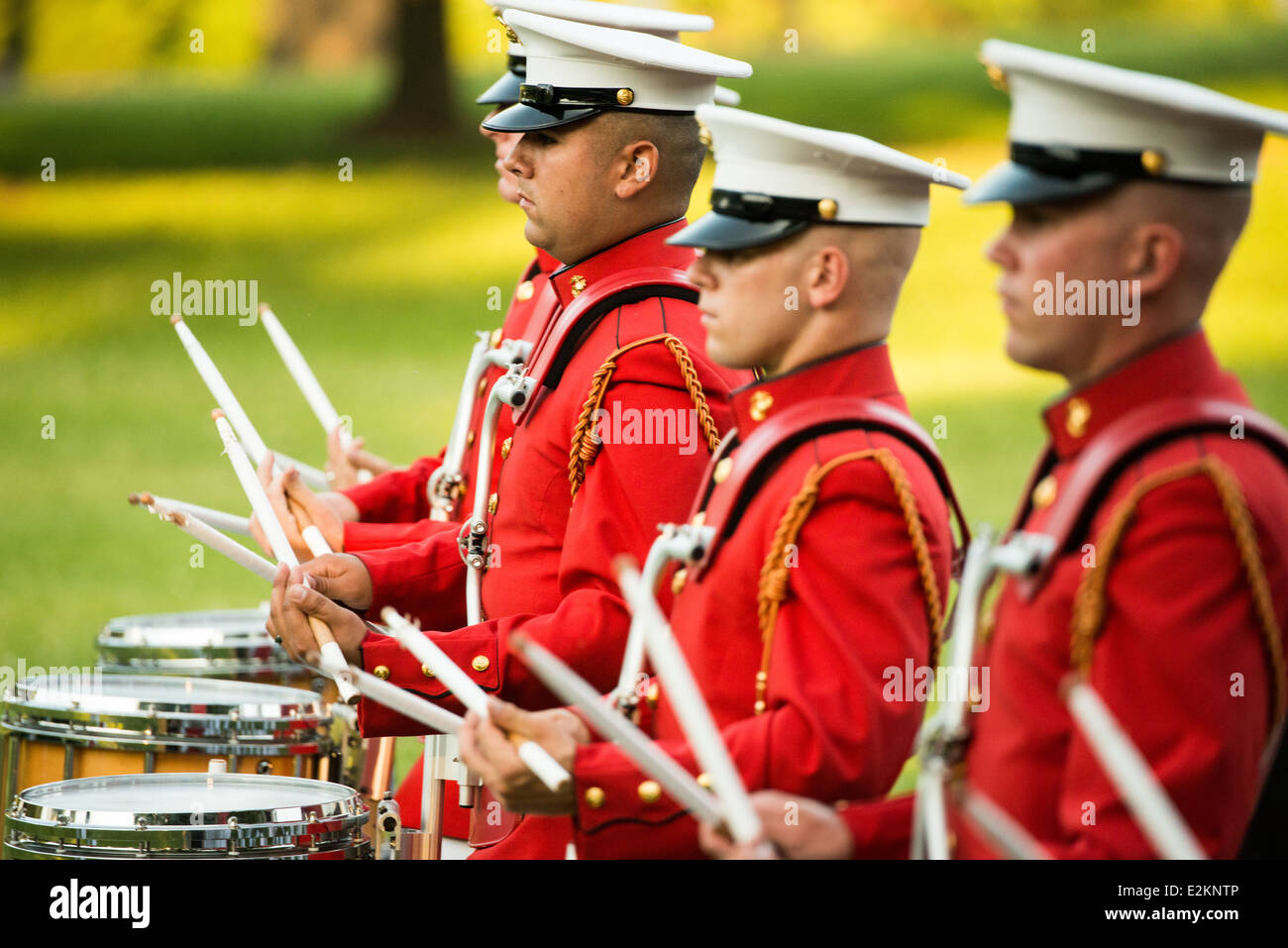 United States Marine Drum and Bugle corps Arlington Virginia // ARLINGTON, Virginia — les membres du United States Marine Drum and Bugle corps, « The commandant's Own », jouent lors de la Sunset Parade au Marine corps War Memorial. L'unité musicale d'élite, créée en 1934, effectue des mouvements de forage de précision tout en jouant de la musique martiale traditionnelle. Le mémorial emblématique, représentant le lever du drapeau à Iwo Jima, sert de toile de fond spectaculaire pour ces cérémonies hebdomadaires d'été qui ont lieu le mardi soir. Les performances mettent en valeur la précision du corps des Marines et l'aspect militaire pour le public de Banque D'Images