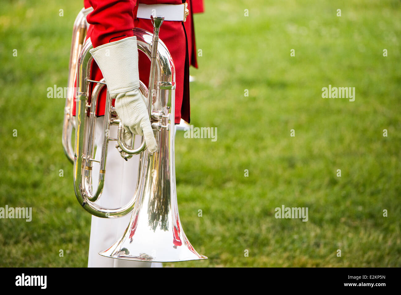 Marines Drum and Bugle corps Sunset Parade Arlington Virginia // ARLINGTON, Virginia — les membres du Marine Drum and Bugle corps, « The commandant's Own », jouent lors de la Sunset Parade au Marine corps War Memorial. L'unité musicale d'élite, créée en 1934, effectue des mouvements de forage de précision tout en jouant de la musique martiale traditionnelle. Le mémorial emblématique, représentant le lever du drapeau à Iwo Jima, sert de toile de fond spectaculaire pour ces cérémonies hebdomadaires d'été qui ont lieu le mardi soir. Les performances mettent en valeur la précision du corps des Marines et l'aspect militaire pour le public de Banque D'Images
