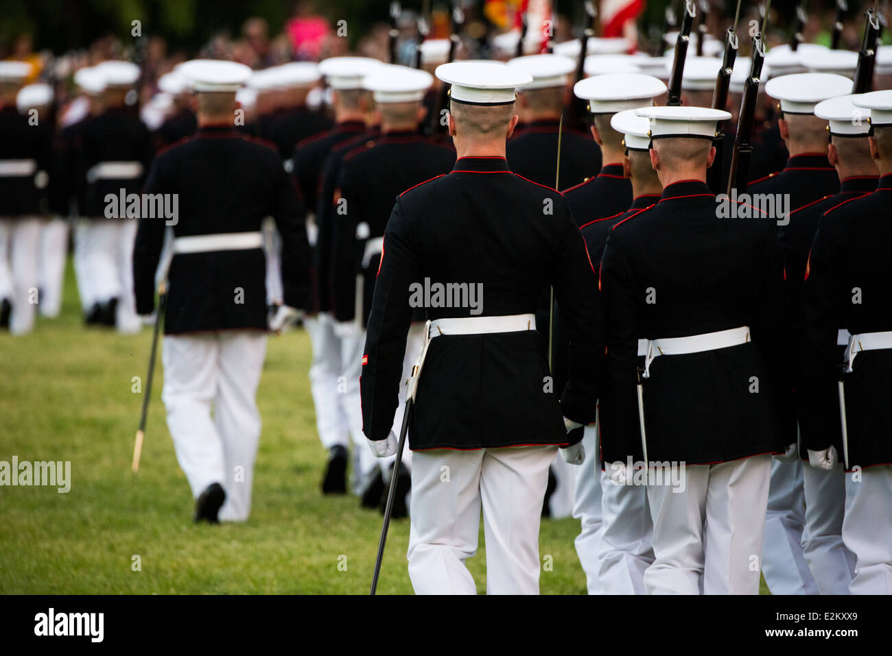 WASHINGTON DC, États-Unis — l'équipe Silent Drill, un groupe d'élite de membres du corps des Marines des États-Unis, exécute une routine à couper le souffle, méticuleusement chorégraphiée, mettant en valeur leur discipline, précision, Et de l'habileté à la Sunset Parade au mémorial Iwo Jima à Arlington, en Virginie. Banque D'Images