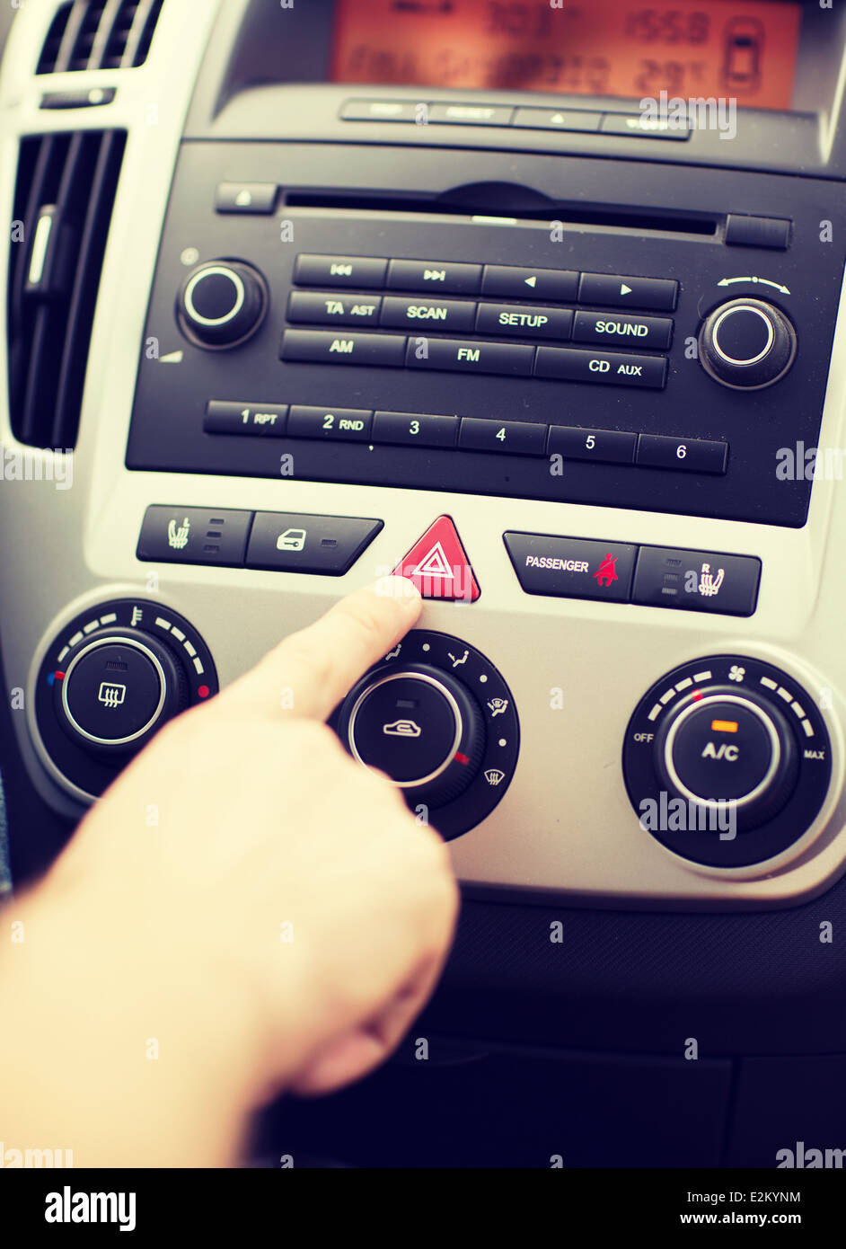 L'homme en appuyant sur le bouton de détresse de voiture Banque D'Images