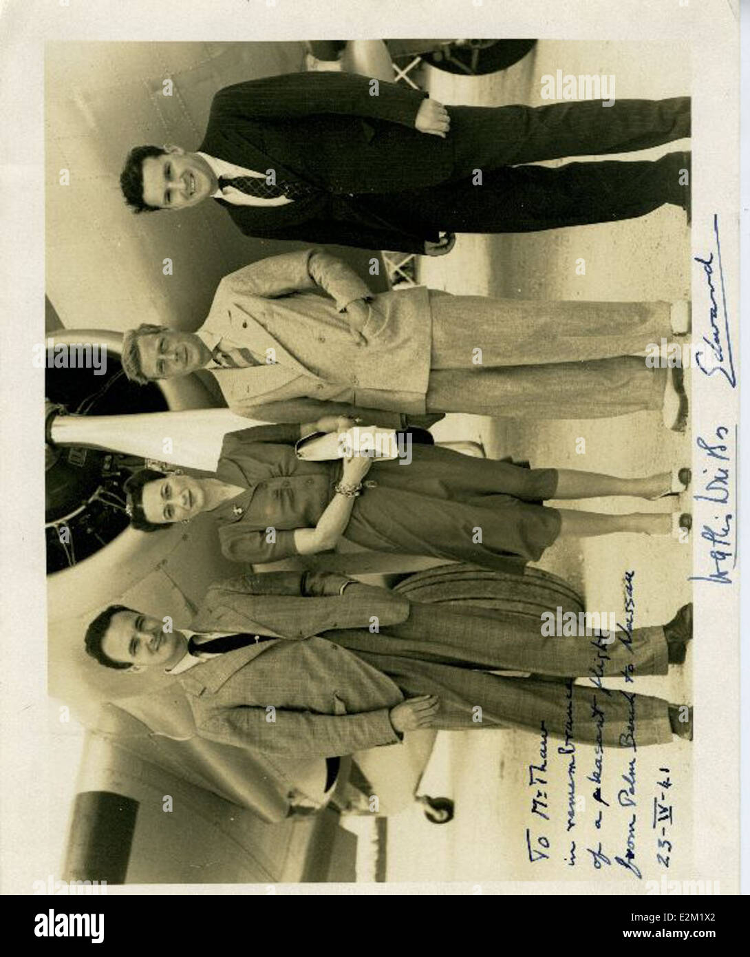 Cette photographie unique présente un autographe signé du roi Édouard VIII, également connu sous le nom de duc de Windsor, aux côtés de personnalités telles qu'Evelyn Nesbit et Wallis Simpson. L'image lie la royauté à l'histoire de l'aviation, car Édouard VIII était un passionné d'aviation et a soutenu les premières initiatives de l'aviation. Banque D'Images