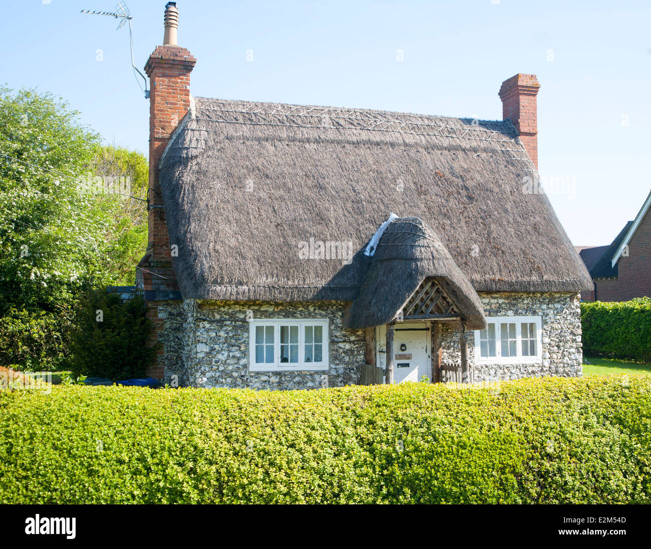 Joli Cottage de chaume et de silex Wilcot village, Wiltshire, Angleterre Banque D'Images