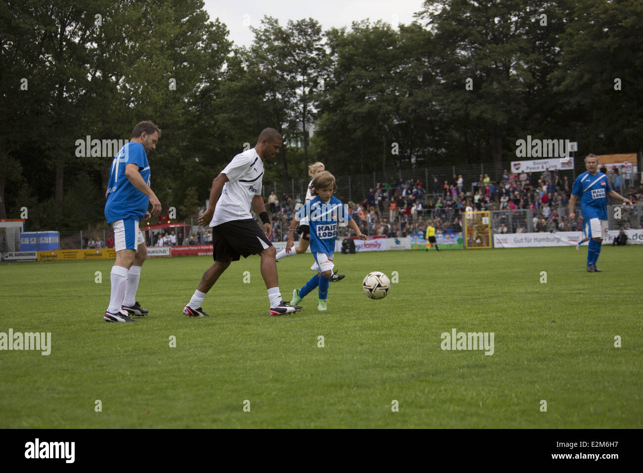 Michel Mazingu-Dinzey, Damian van der Vaart à Kicken mit Herz charity match de soccer au Stade Hoheluft. Où : Hambourg, Allemagne Banque D'Images