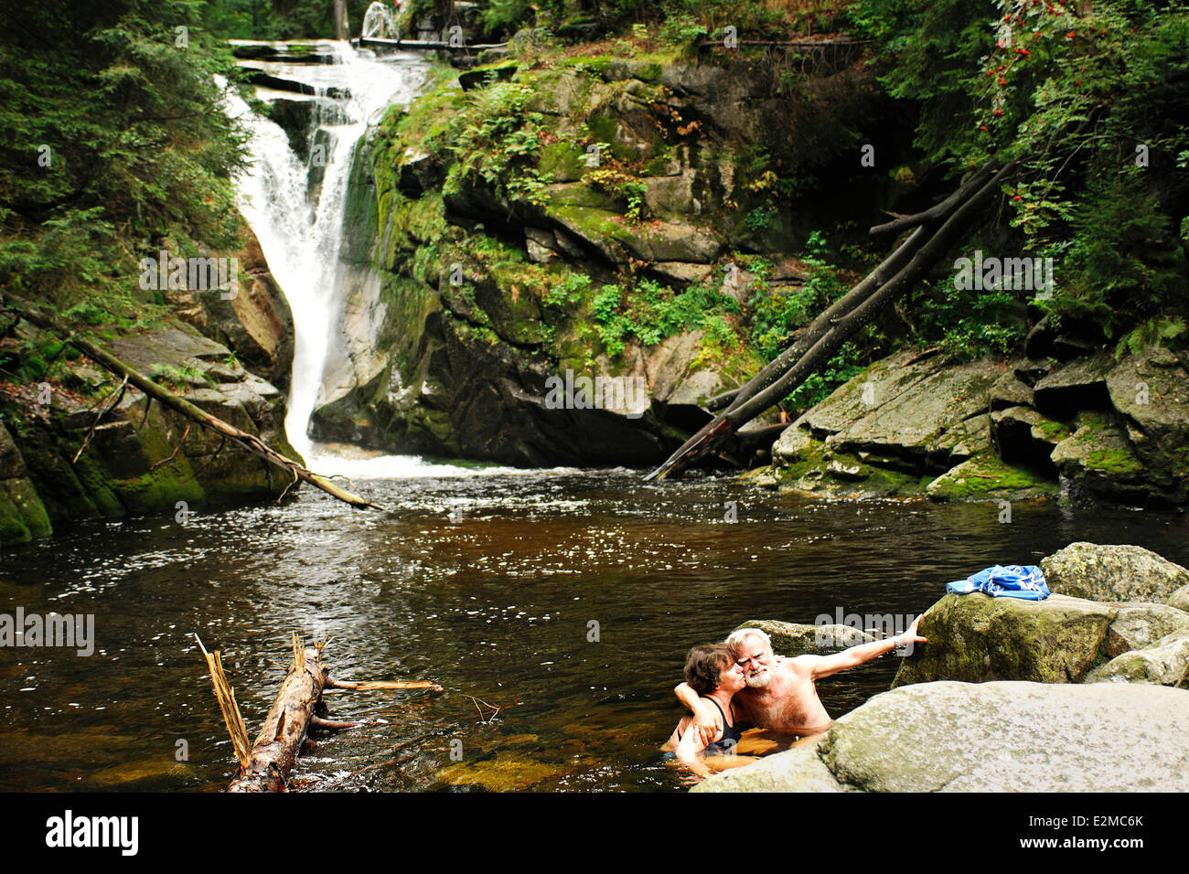 Couple de prendre un bain dans la rivière Banque D'Images