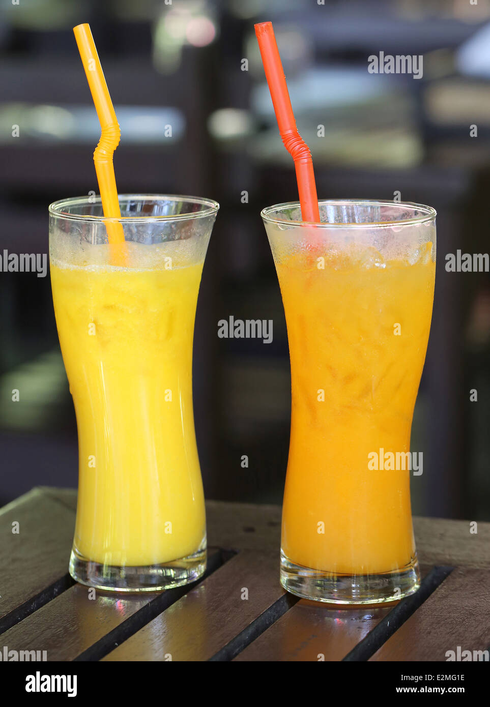 Des jus d'orange dans des verres à vin Banque D'Images