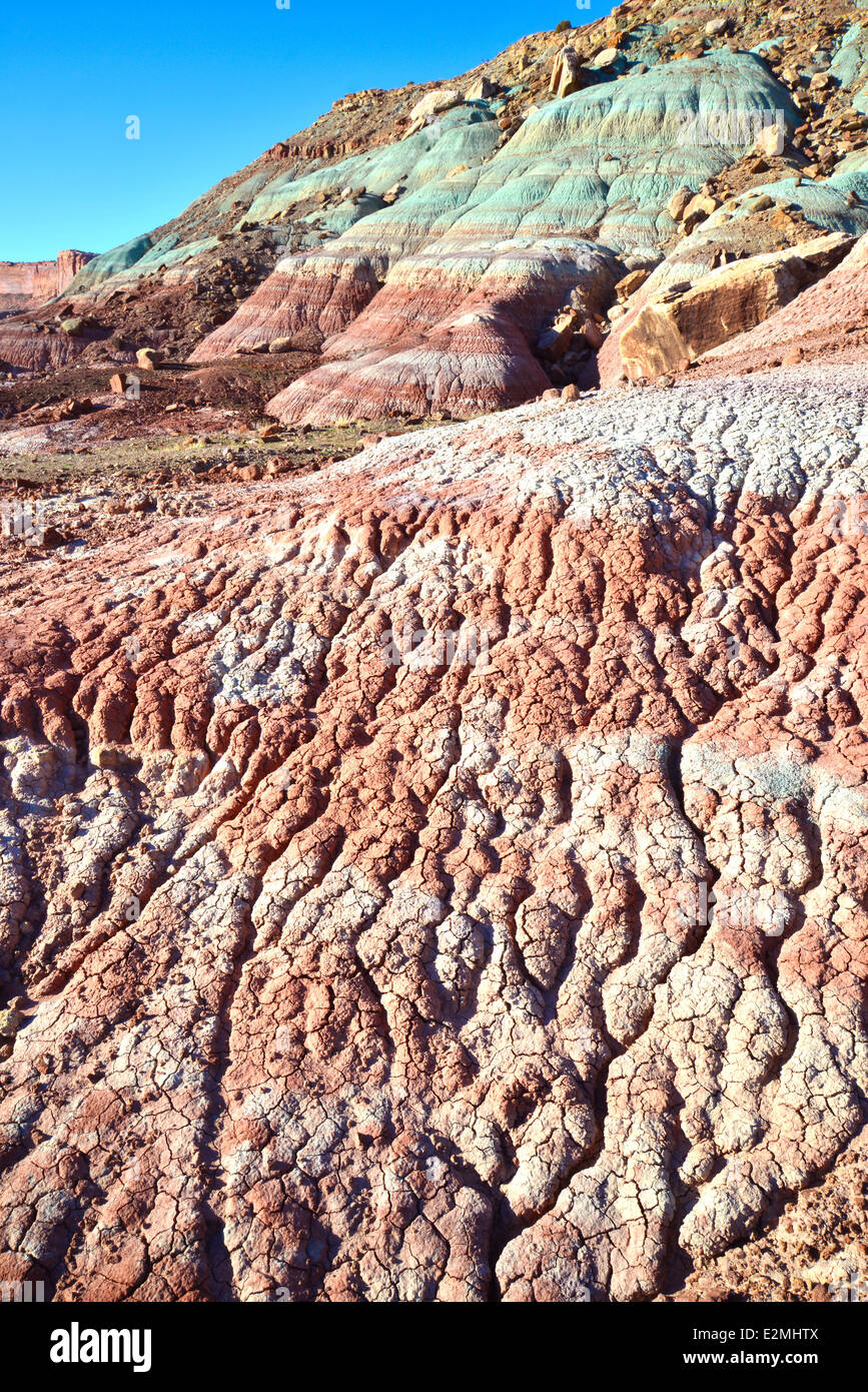 La lumière du matin sur la bentonite dunes le long de la route 191 au nord de Moab, Utah Banque D'Images