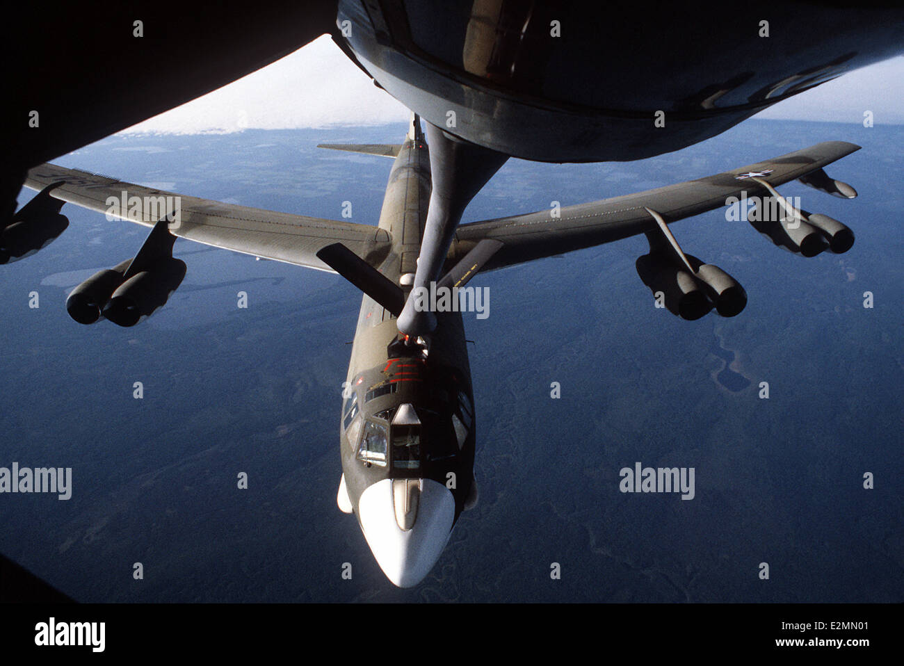 B-52H Stratofortress aéronefs, affecté à la 77e Escadron de bombardement, être ravitaillé par un KC-135 Stratotanker aircraft Banque D'Images