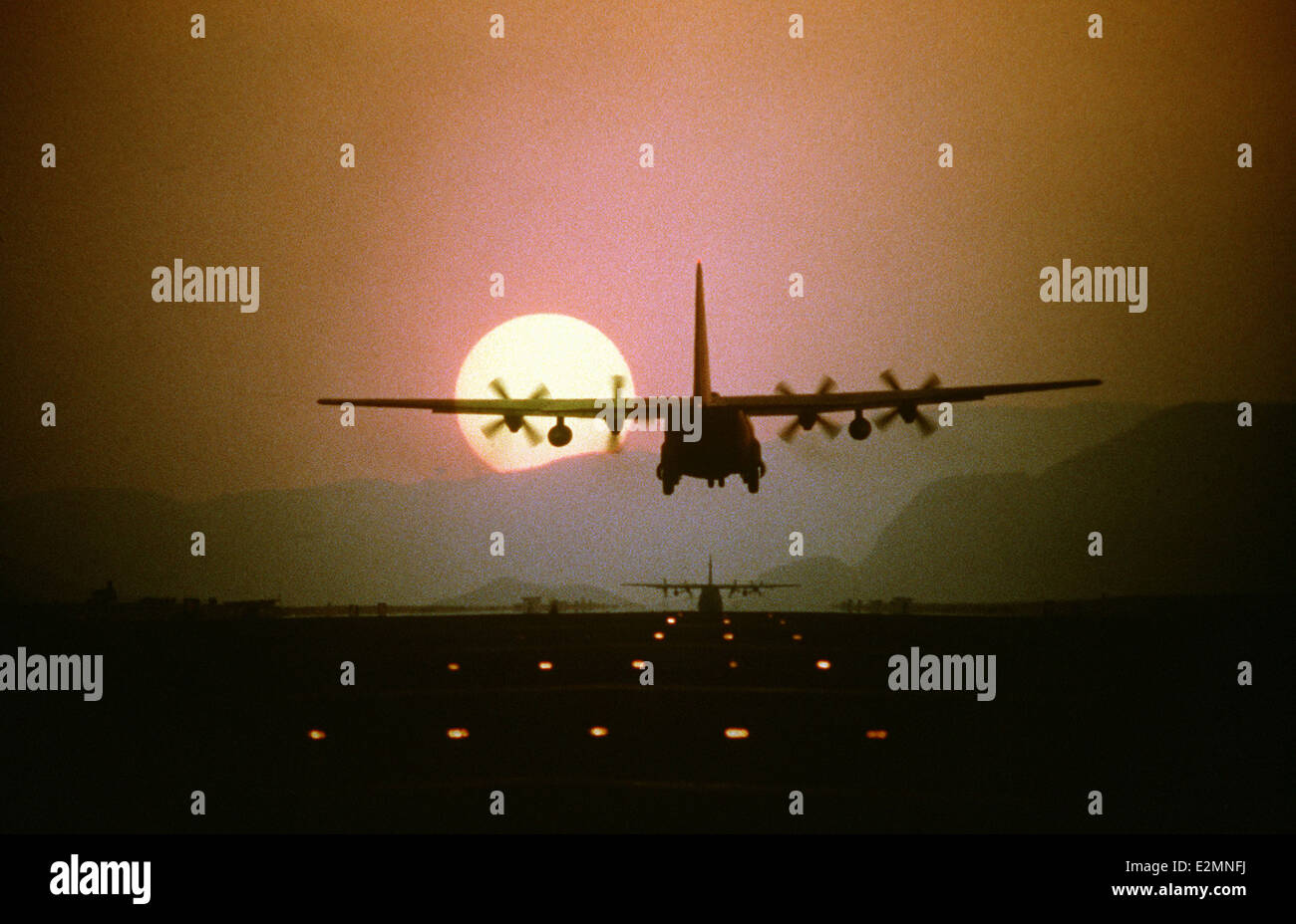 C-130 Hercules en venant à la terre Banque D'Images
