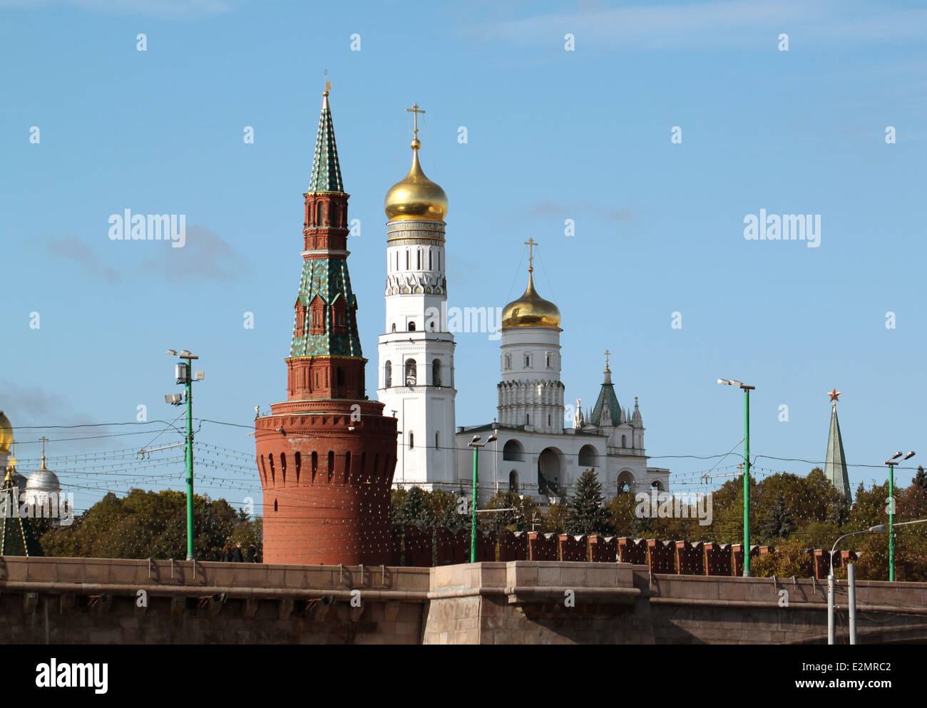 Belle vue depuis le Kremlin de Moscou tours et églises. Vue depuis la rivière Banque D'Images